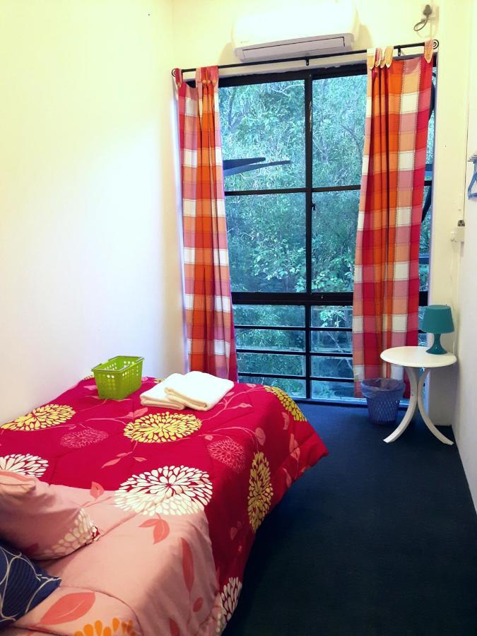 EZ Lodgings Kampong Gadong Eksteriør billede